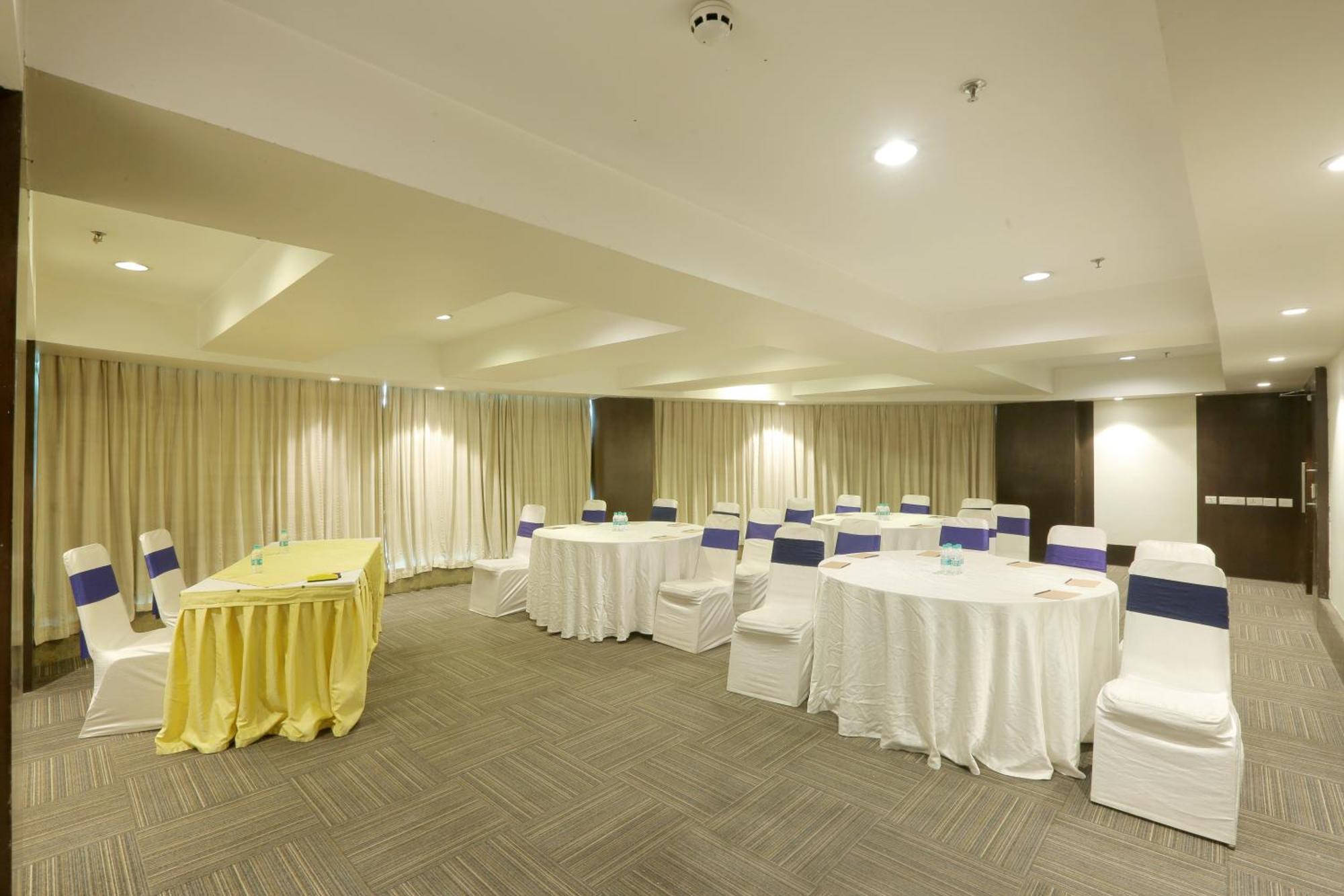 Vesta International Hotel Джайпур Екстериор снимка
