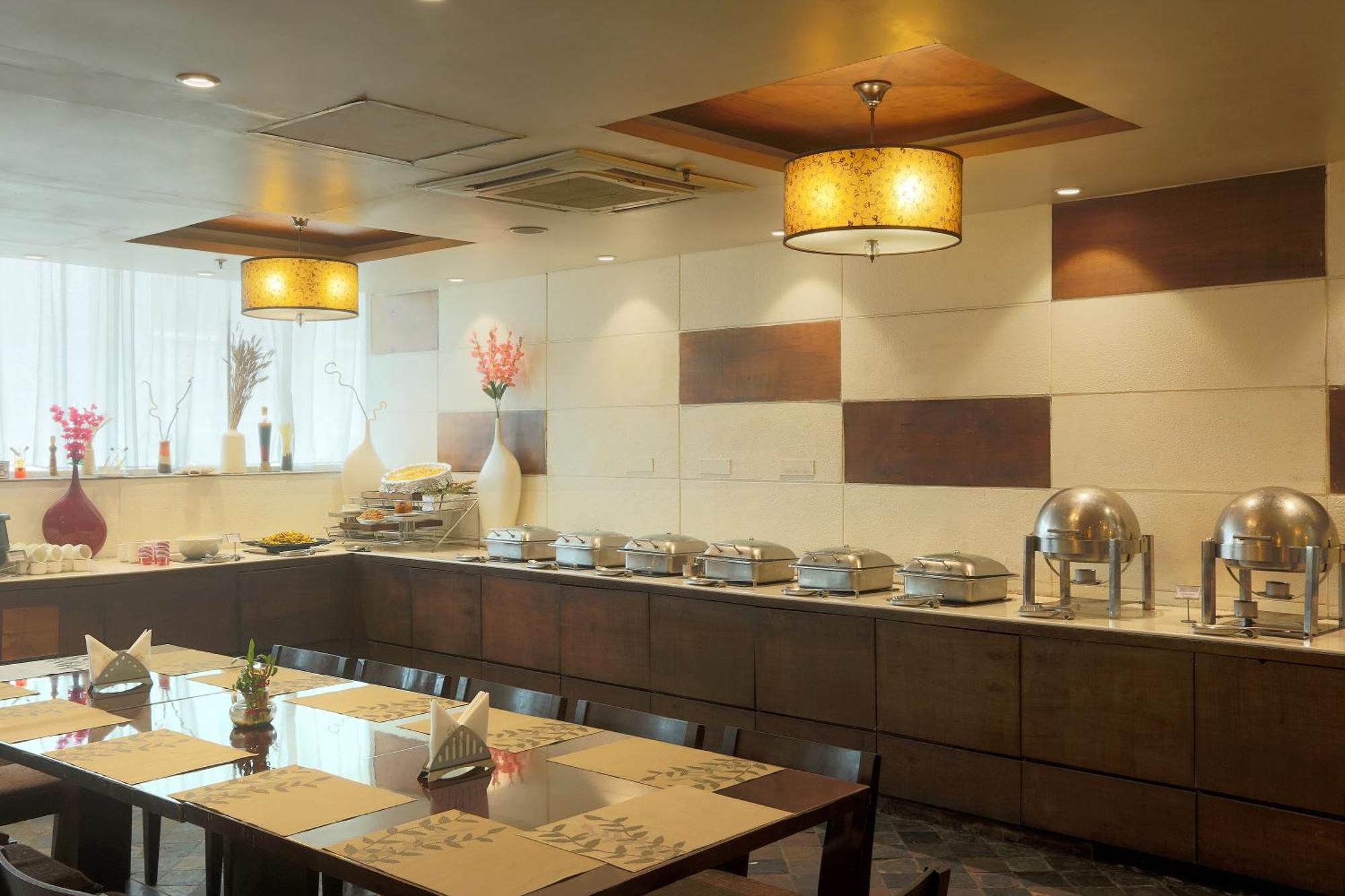 Vesta International Hotel Джайпур Екстериор снимка