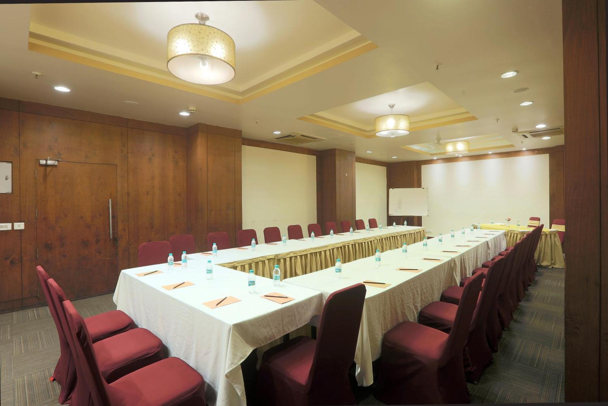 Vesta International Hotel Джайпур Екстериор снимка