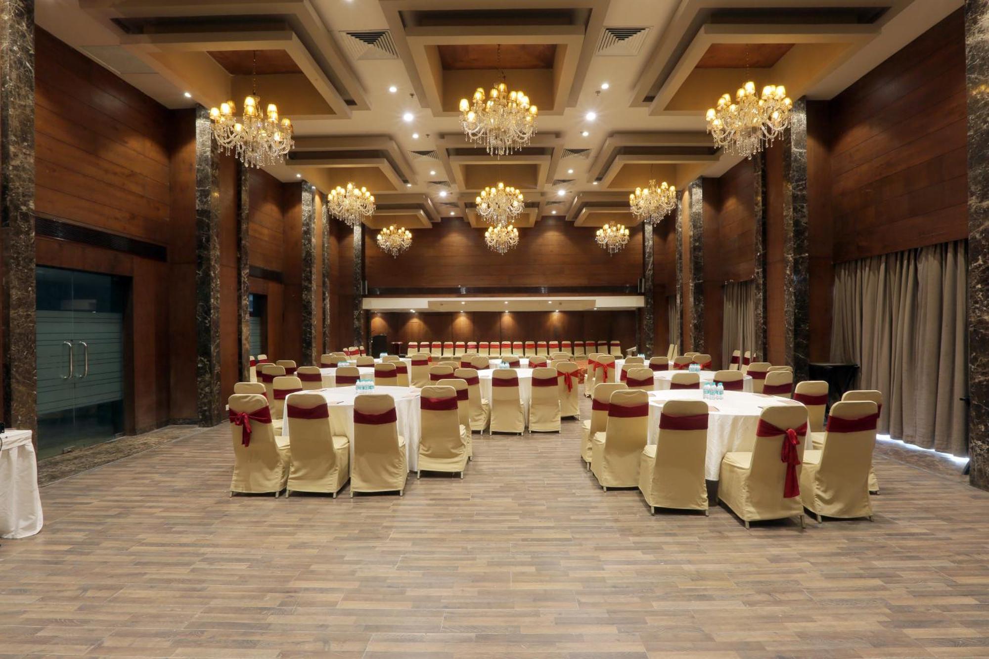Vesta International Hotel Джайпур Екстериор снимка