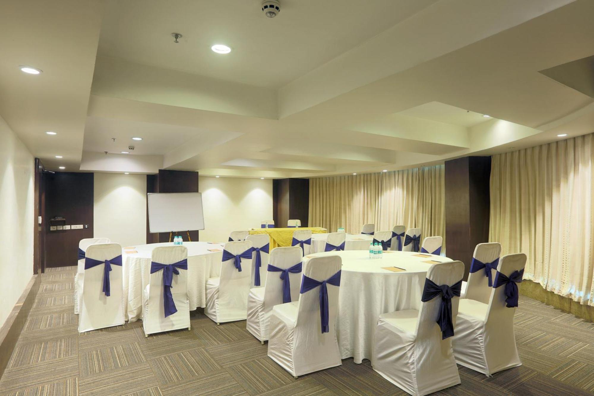 Vesta International Hotel Джайпур Екстериор снимка