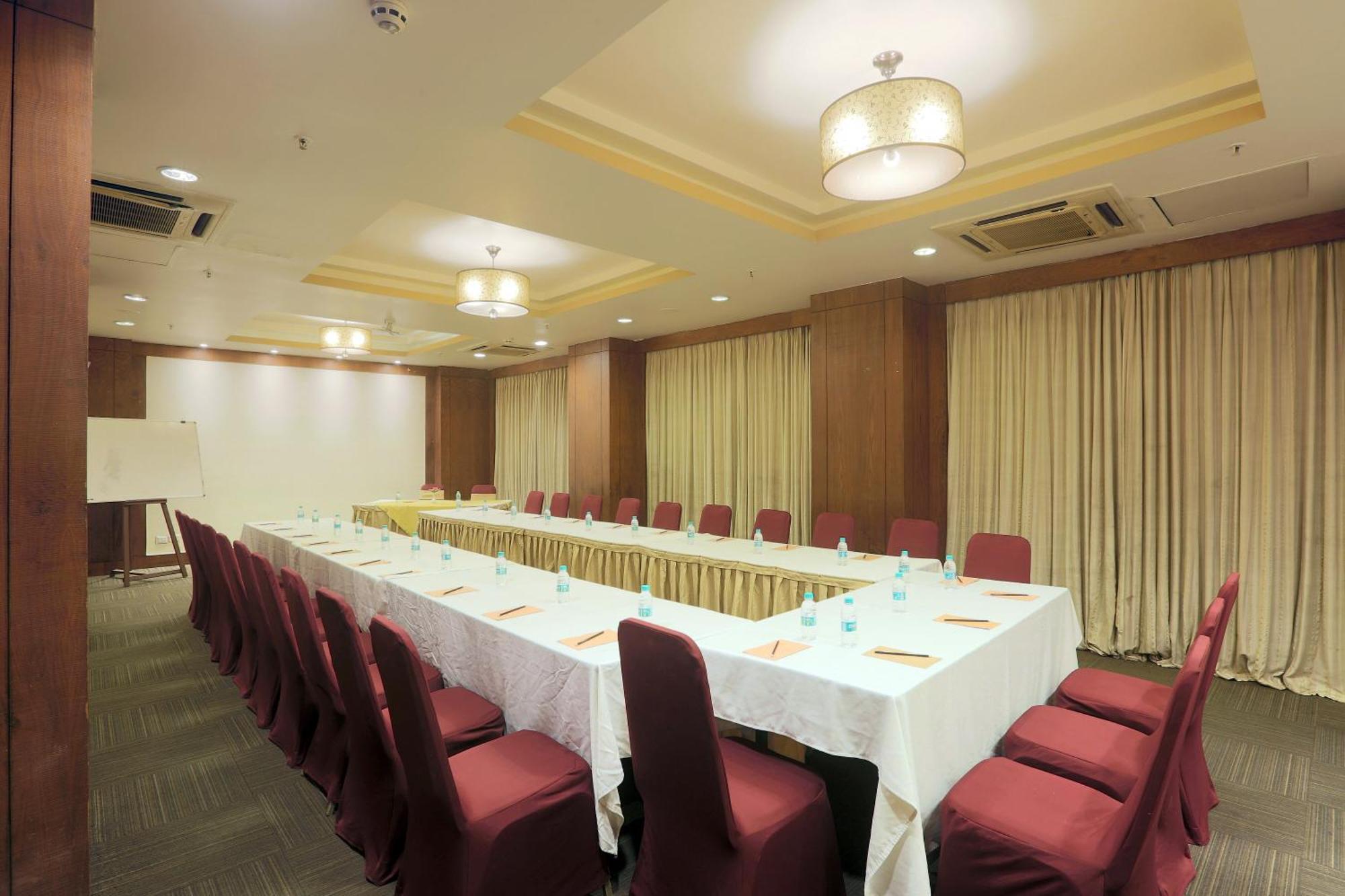 Vesta International Hotel Джайпур Екстериор снимка