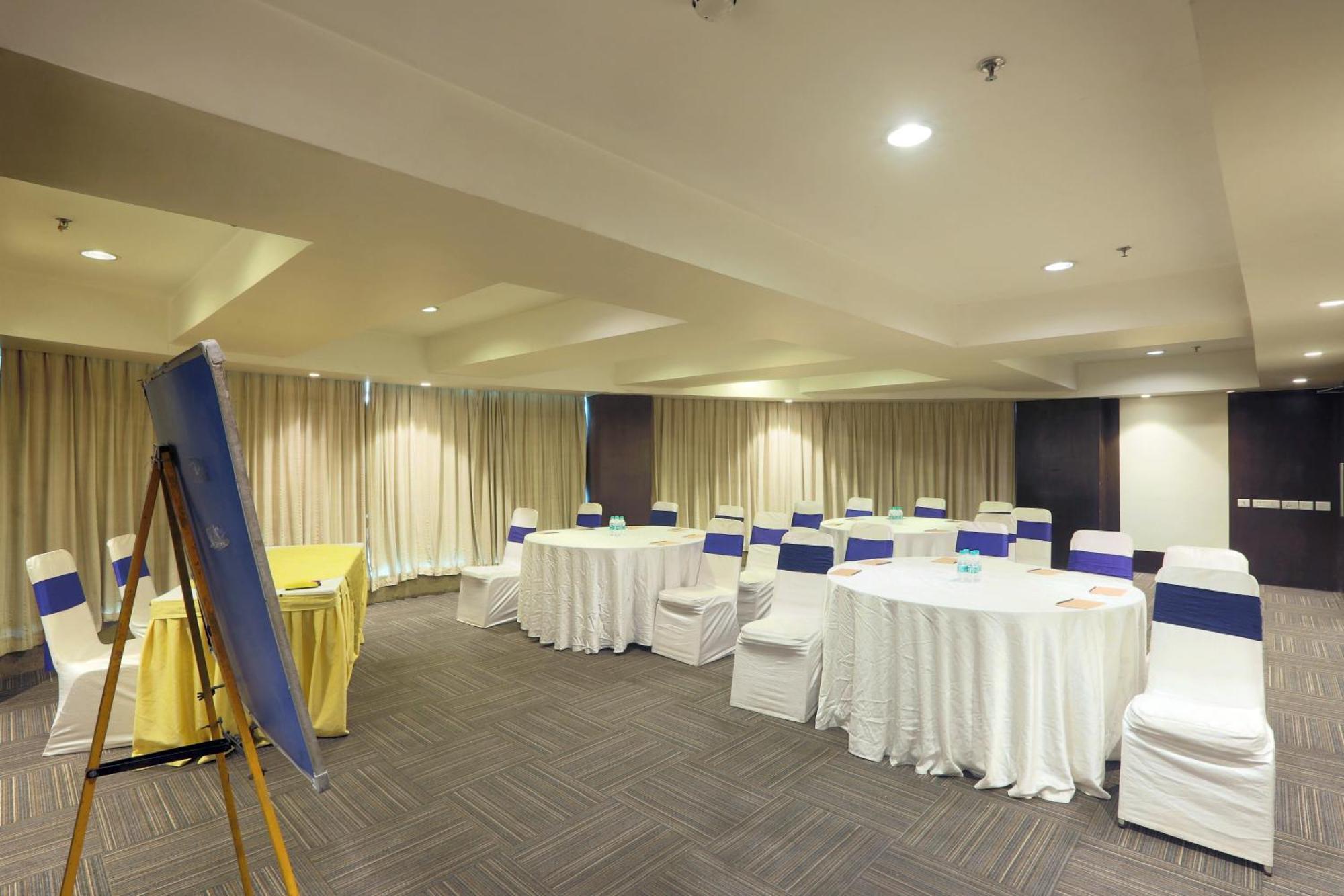 Vesta International Hotel Джайпур Екстериор снимка