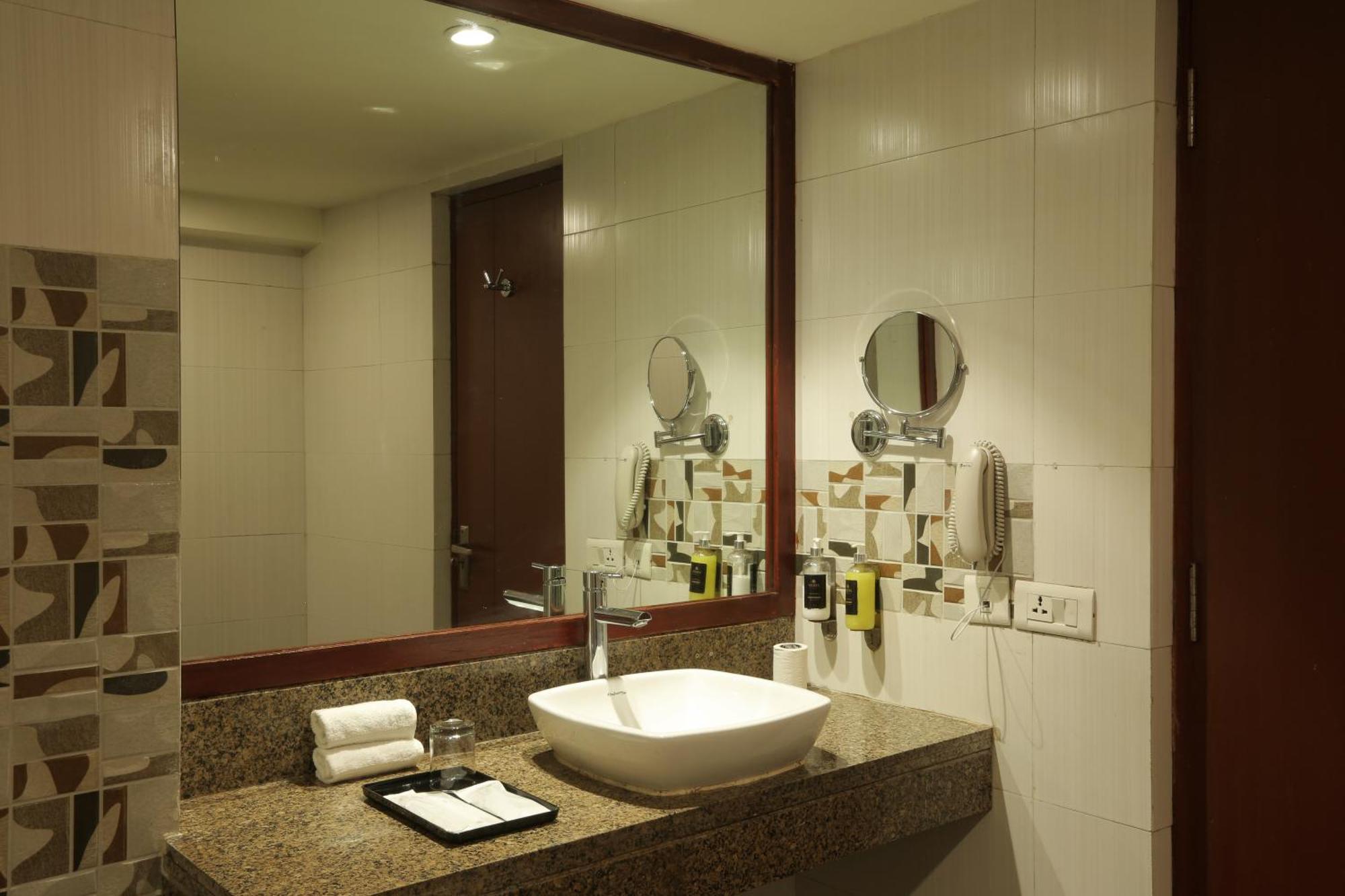 Vesta International Hotel Джайпур Екстериор снимка