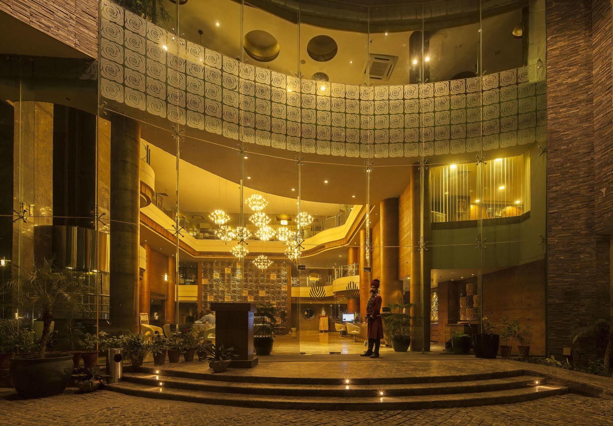 Vesta International Hotel Джайпур Екстериор снимка
